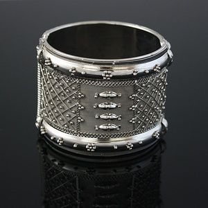 Women's handcrafted bracelet